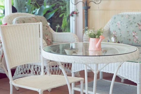 Design de style vintage intérieur dans un café avec vase de fleurs — Photo