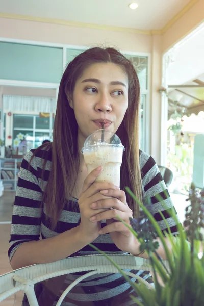 Gelukkig vrouwen frappe koffie drinken in café — Stockfoto