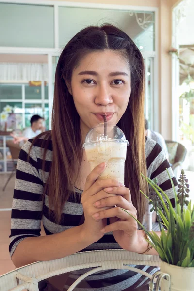 Gelukkig vrouwen frappe koffie drinken in café — Stockfoto