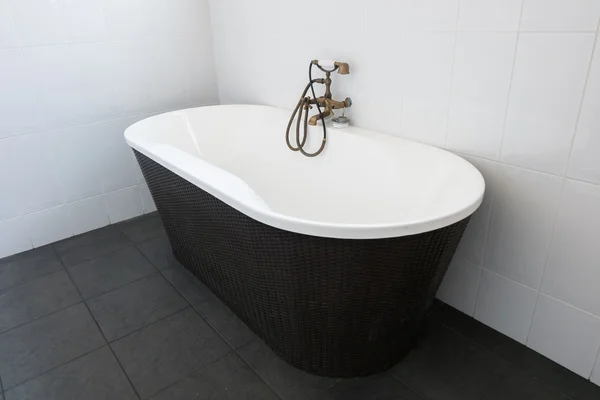 Interior kontemporer dari kamar mandi putih dengan bak mandi — Stok Foto