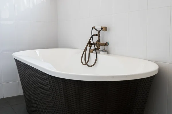 Interieur zeitgenössisches weißes Badezimmer mit Badewanne — Stockfoto