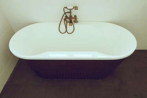 Interiör samtida med vita badrum med badkar — Stockfoto