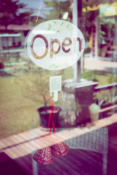 Sinal aberto amplo pendurado no espelho da porta no café café — Fotografia de Stock