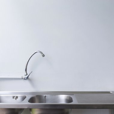 Paslanmaz çelik lavabo ve musluk beyaz mutfak oda içinde