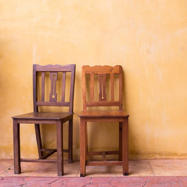 Dřevěné židle a cementové malty zdi pozadí — Stock fotografie