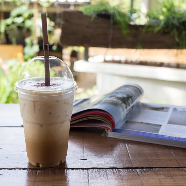 Boisson glacée sur table en bois, pause café au café — Photo