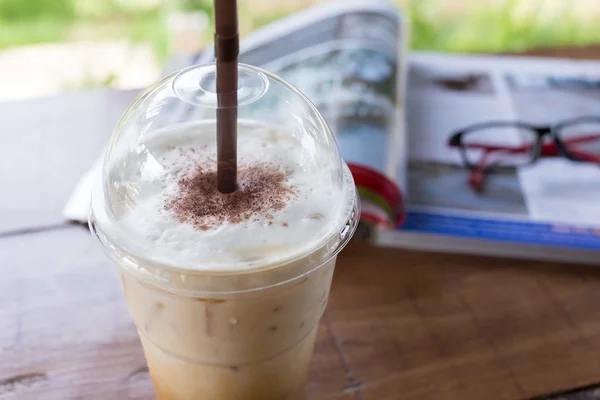 Boisson glacée sur table en bois, pause café au café — Photo