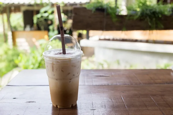 Boisson glacée sur table en bois, pause café au café — Photo