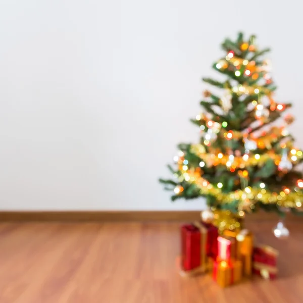 Fondo borroso, celebración de la luz en el árbol de Navidad —  Fotos de Stock