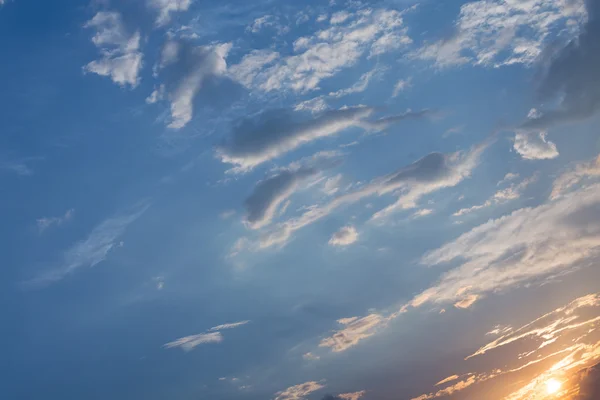 Красивое закатное небо с солнцем и облачным, красочным небом — стоковое фото