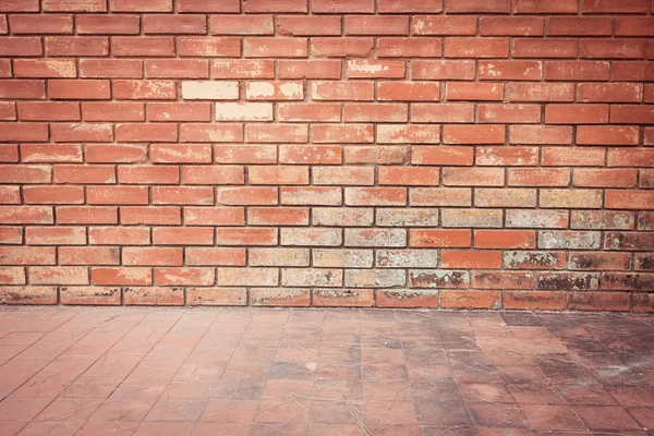 Oude bakstenen muur verweerde textuur en vuile vloer achtergrond — Stockfoto