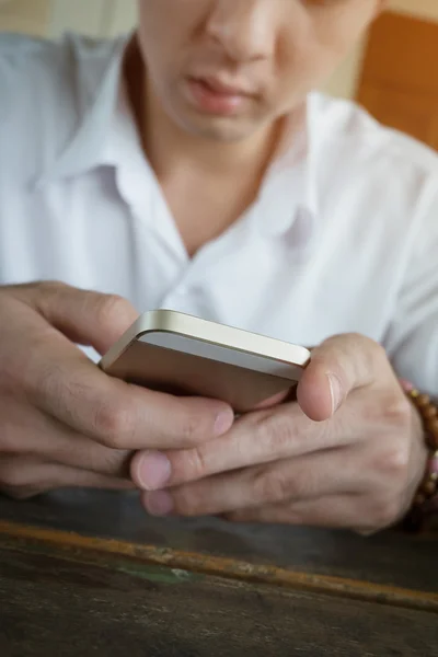 Hombre de negocios usando un teléfono móvil con mensaje de texto — Foto de Stock