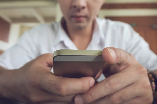 Hombre de negocios usando un teléfono móvil con mensaje de texto —  Fotos de Stock