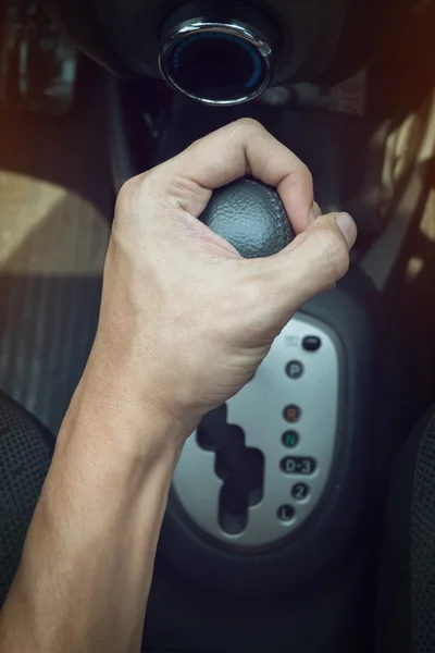 Conducteur main tenant boîte automatique dans la voiture — Photo