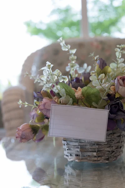 Papel blanco en blanco sobre florero de flores decorado en la sala de estar — Foto de Stock