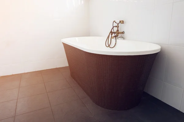 Interior contemporáneo de baño blanco con bañera — Foto de Stock