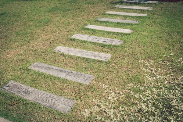 緑の芝生の庭に石の歩道舗装 — ストック写真