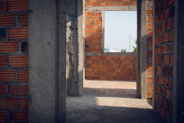 duvar tuğla ve kapı yapısı içinde konut bina yapılmış.