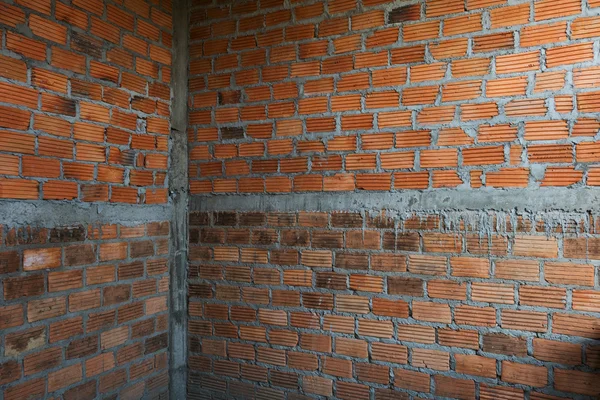 Mur fait de briques dans le chantier de construction de bâtiments résidentiels — Photo