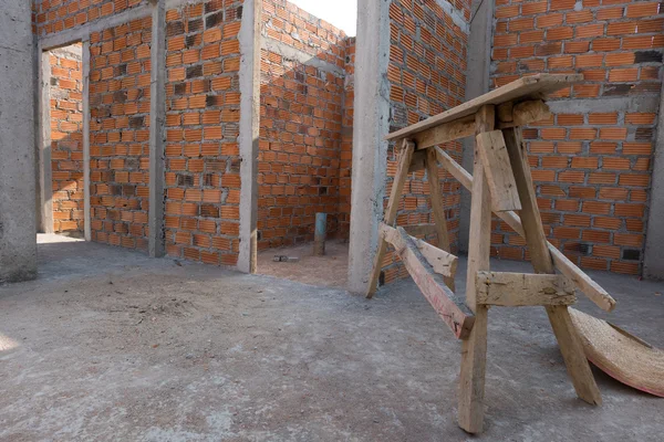 Mur fait de briques dans le chantier de construction de bâtiments résidentiels — Photo