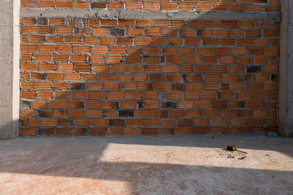 Mauer aus Ziegelstein in Wohnbaustelle — Stockfoto