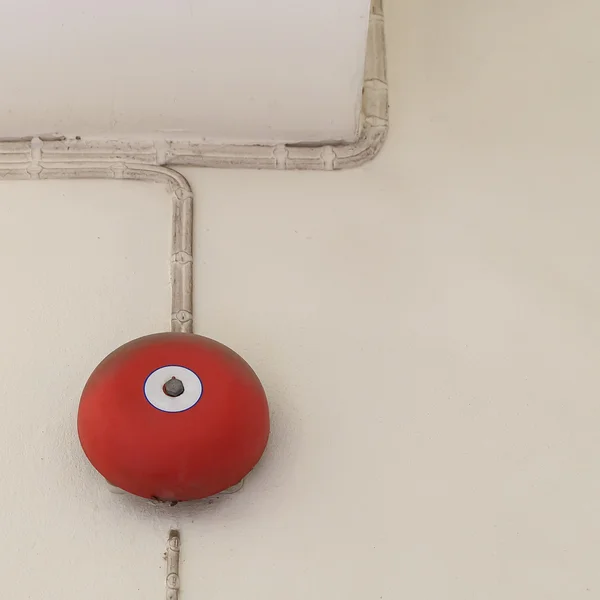 Cloche d'alarme incendie rouge pour système de sécurité d'avertissement monté sur le mur — Photo
