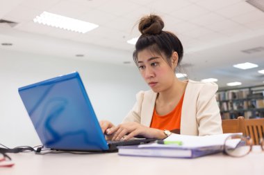 klavye dizüstü bilgisayar yazmaya çalışan kadın