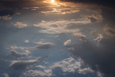 güzel gökyüzü, gündoğumu yukarıda mavi gökyüzü ve bulutlar