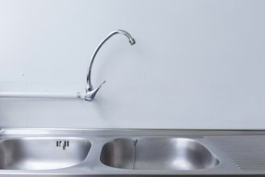 Paslanmaz çelik lavabo ve musluk beyaz mutfak oda içinde