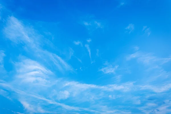 Mavi gökyüzü arka planda bulutlar rüzgar esiyor — Stok fotoğraf