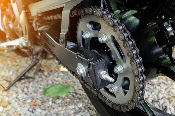 Corrente traseira e roda dentada da roda da motocicleta — Fotografia de Stock