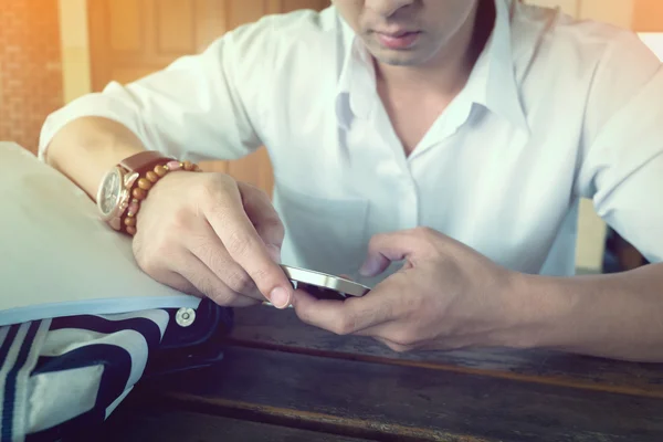 Hombre de negocios usando un teléfono móvil con mensaje de texto —  Fotos de Stock