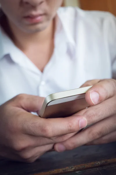 Hombre de negocios usando un teléfono móvil con mensaje de texto — Foto de Stock