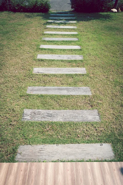 Dlažba kamenná stezka na zelené trávě zahrada — Stock fotografie