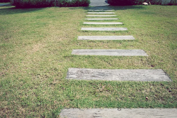 Bruk kamienny chodnik trawa zielony ogród — Zdjęcie stockowe
