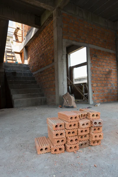 Кирпичный блок, используемый для промышленного строительства в жилом здании — стоковое фото