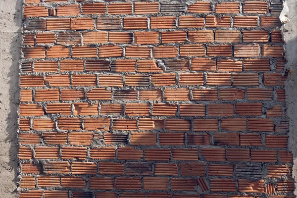 Mur fait de briques dans le chantier de construction de bâtiments résidentiels — Photo