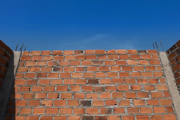 Mauer aus Ziegelstein in Wohnbaustelle — Stockfoto