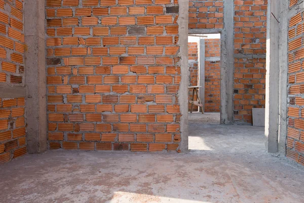 Parede feita de tijolo no canteiro de obras de edifícios residenciais — Fotografia de Stock