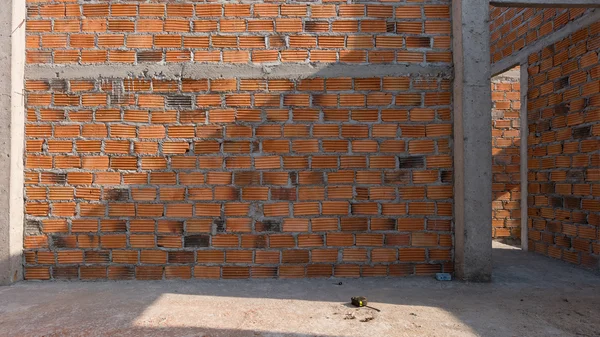 Ladrillo de pared en el sitio de construcción de edificios residenciales — Foto de Stock