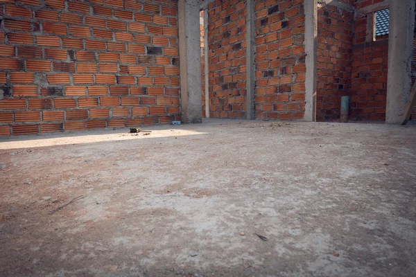 Plancher de ciment sale dans le chantier de construction de bâtiments résidentiels — Photo