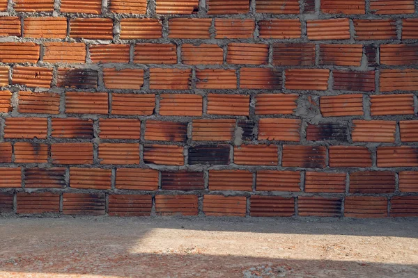 Ladrillo de pared en el sitio de construcción de edificios residenciales —  Fotos de Stock