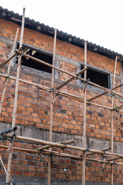 Bouw van residentiële bouw huis met steiger — Stockfoto