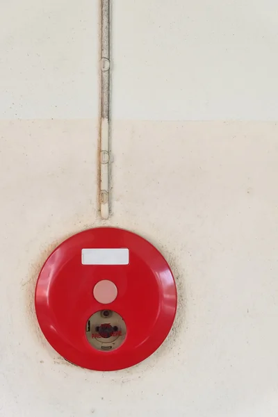 Red fire alarm pole ostrzeżenie zabezpieczeń systemu montowane na ścianie — Zdjęcie stockowe