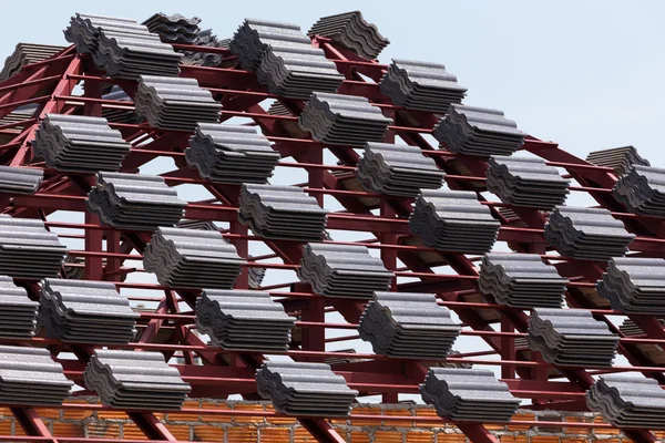 Toit en tuiles noires sur la maison de construction de bâtiments résidentiels — Photo