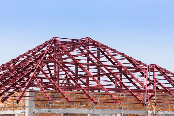 Viga de aço estrutural no telhado do edifício residencial — Fotografia de Stock