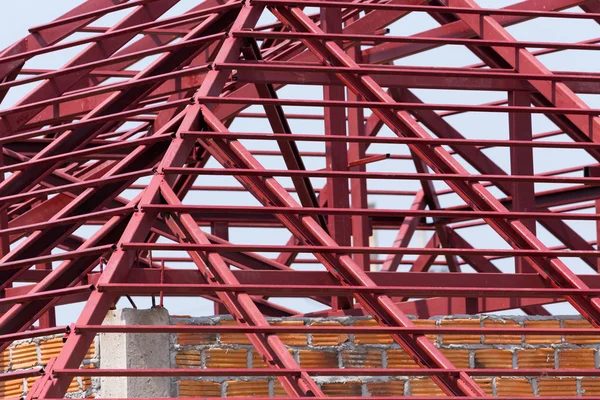 Poutre en acier de construction sur le toit du bâtiment résidentiel — Photo