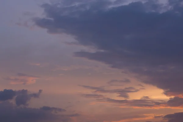 暮光的夕阳天空与五颜六色的云彩背景 — 图库照片