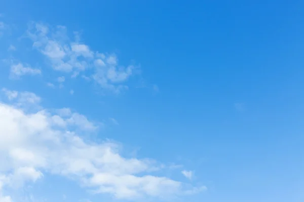 Céu azul claro e nuvem branca — Fotografia de Stock