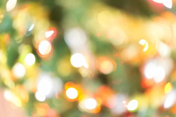 Celebração de luz borrão na árvore de natal — Fotografia de Stock